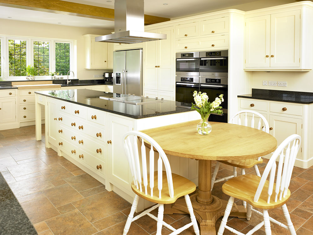 Elegant Kitchen with Oak Table: Timeless Design for Modern Living